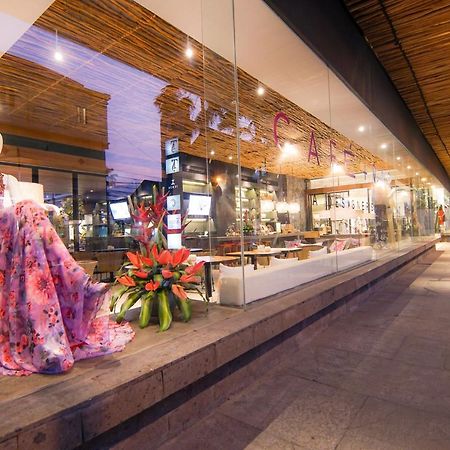 Ts Suites Семіньяк Екстер'єр фото The interior of the shopping mall