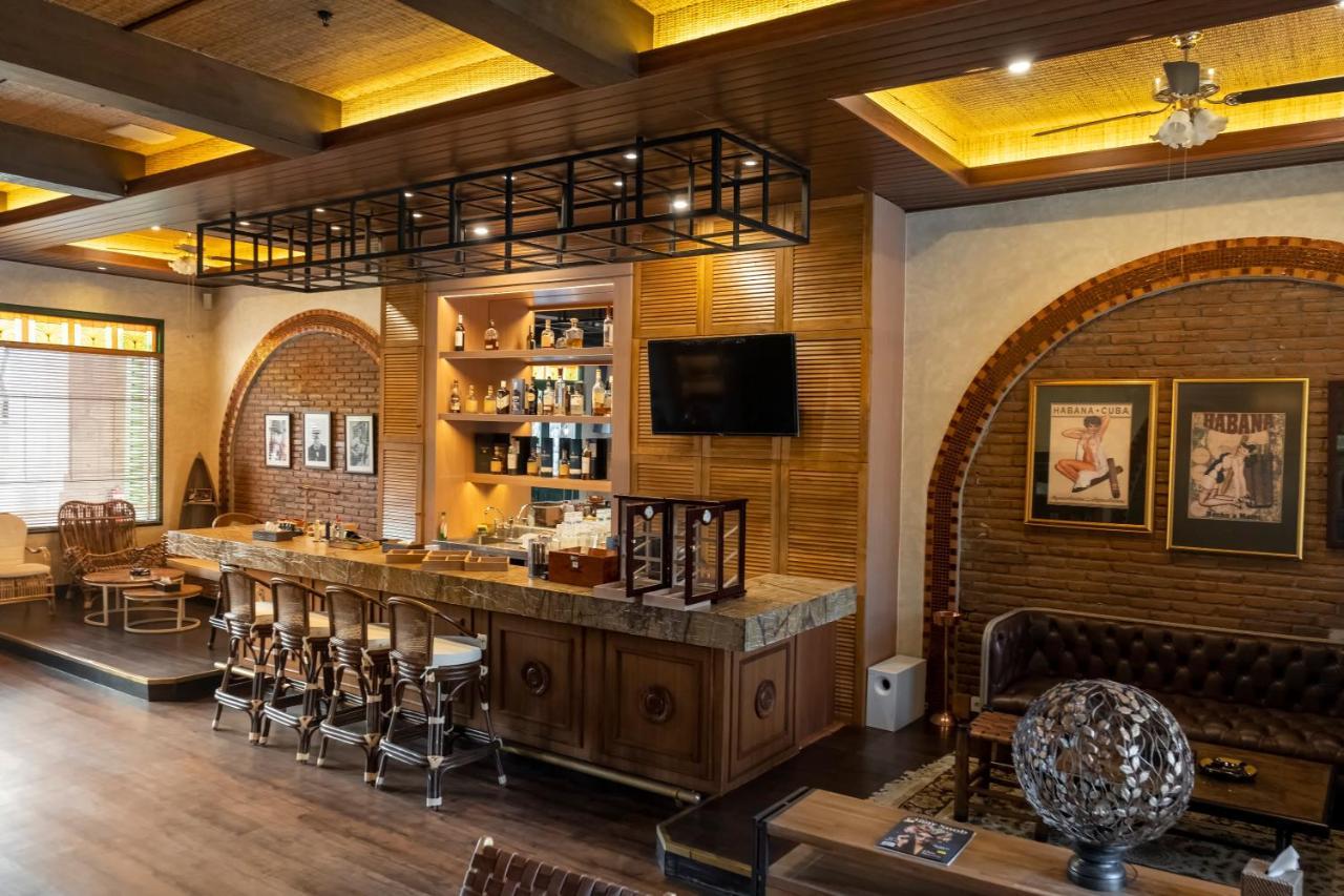 Ts Suites Семіньяк Екстер'єр фото The bar at the 2010-built clubhouse