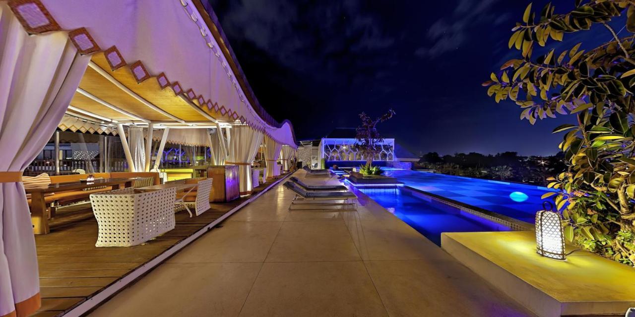 Ts Suites Семіньяк Екстер'єр фото The pool at the rooftop bar
