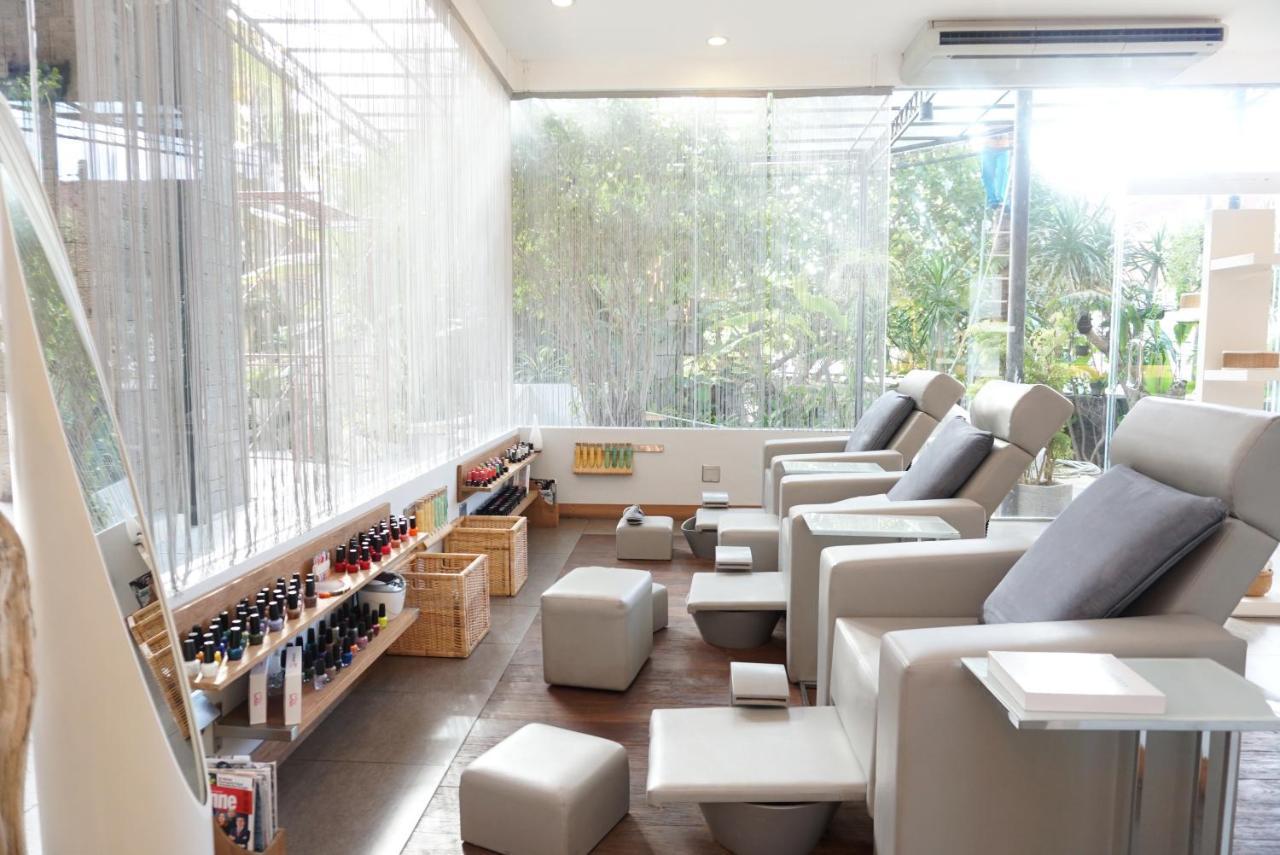 Ts Suites Семіньяк Екстер'єр фото The interior of a nail salon