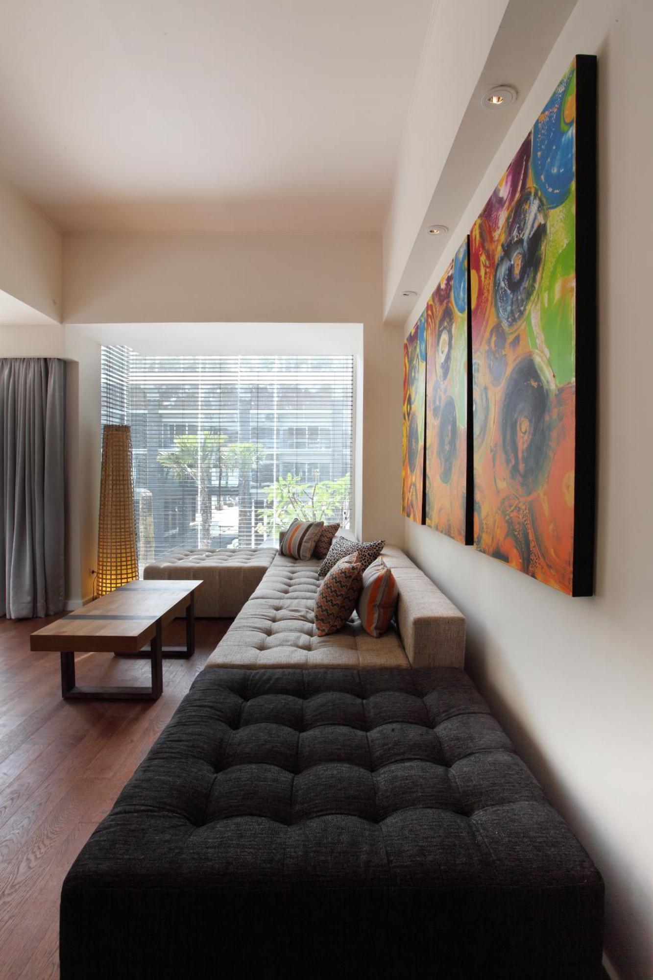 Ts Suites Семіньяк Номер фото A living room with a sofa
