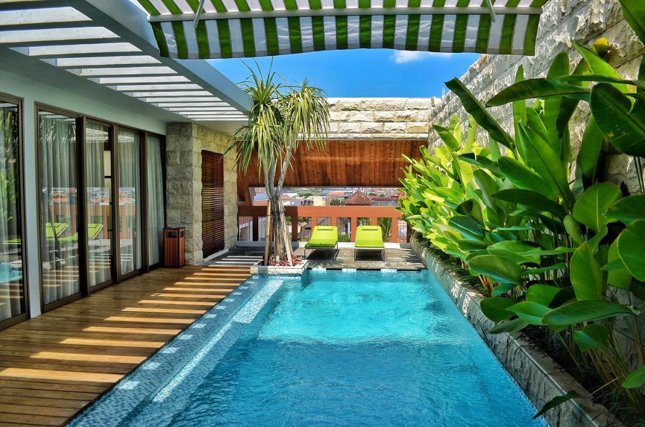 Ts Suites Семіньяк Екстер'єр фото The swimming pool at the hotel